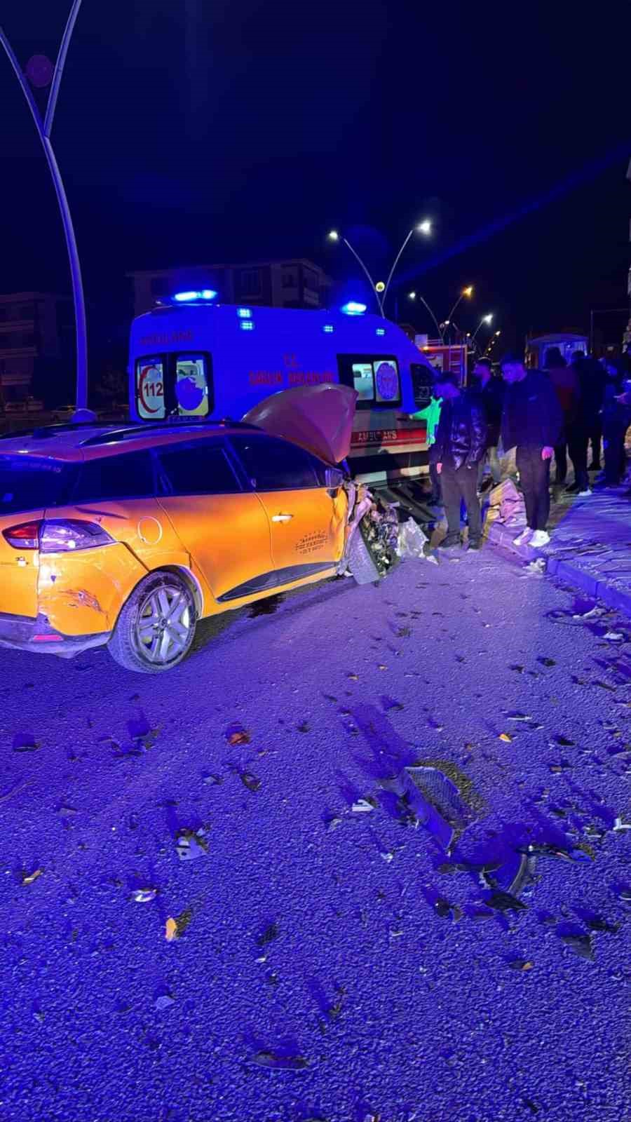 Elazığ’da  hafif ticari araçla taksi çarpıştı: 4 yaralı
