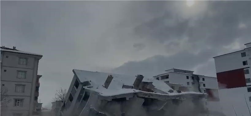Elazığ’da hasarlı bina iş makinesiyle yıkıldı
