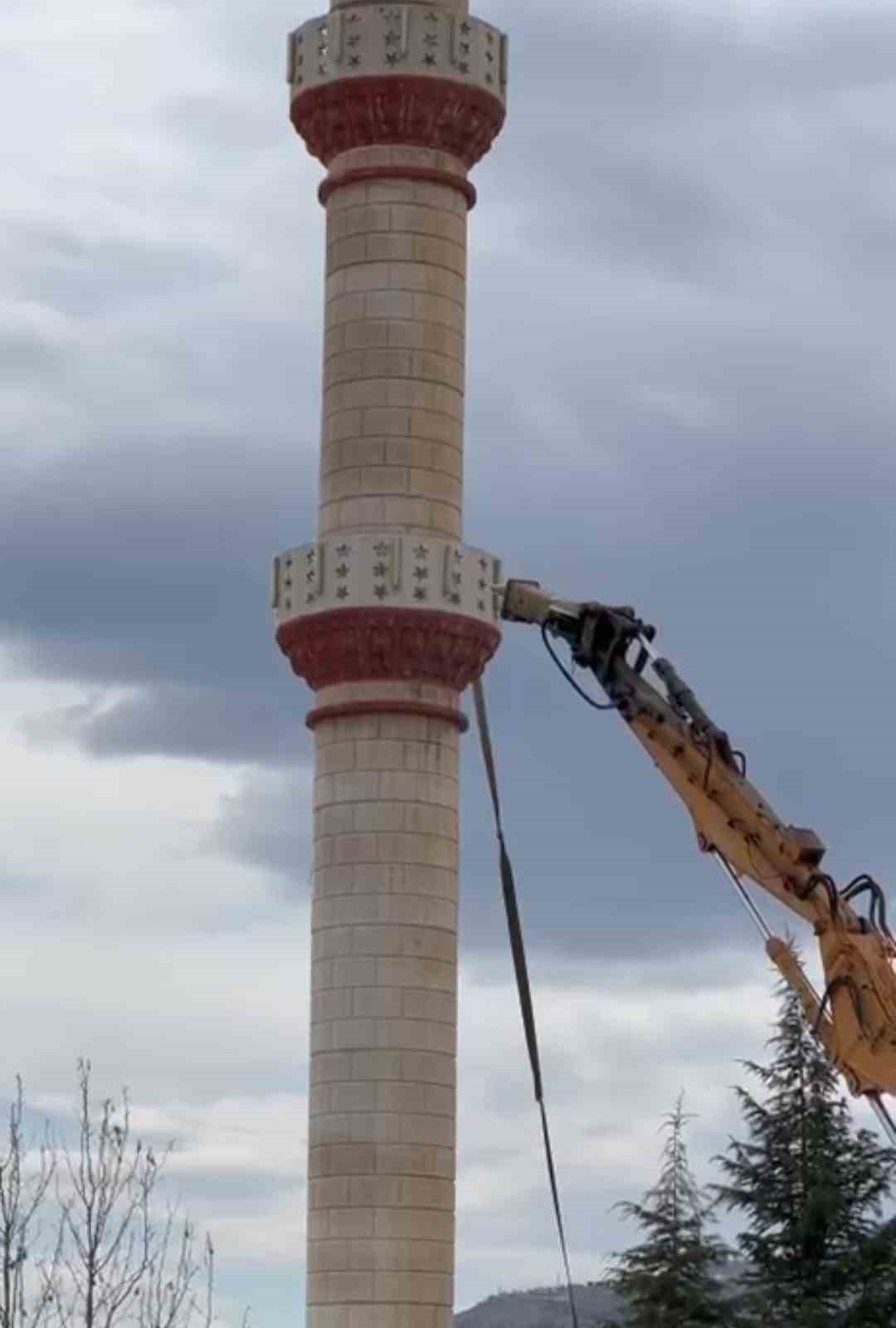 Elazığ’da hasarlı caminin minaresi iş makinesi ile yıkıldı

