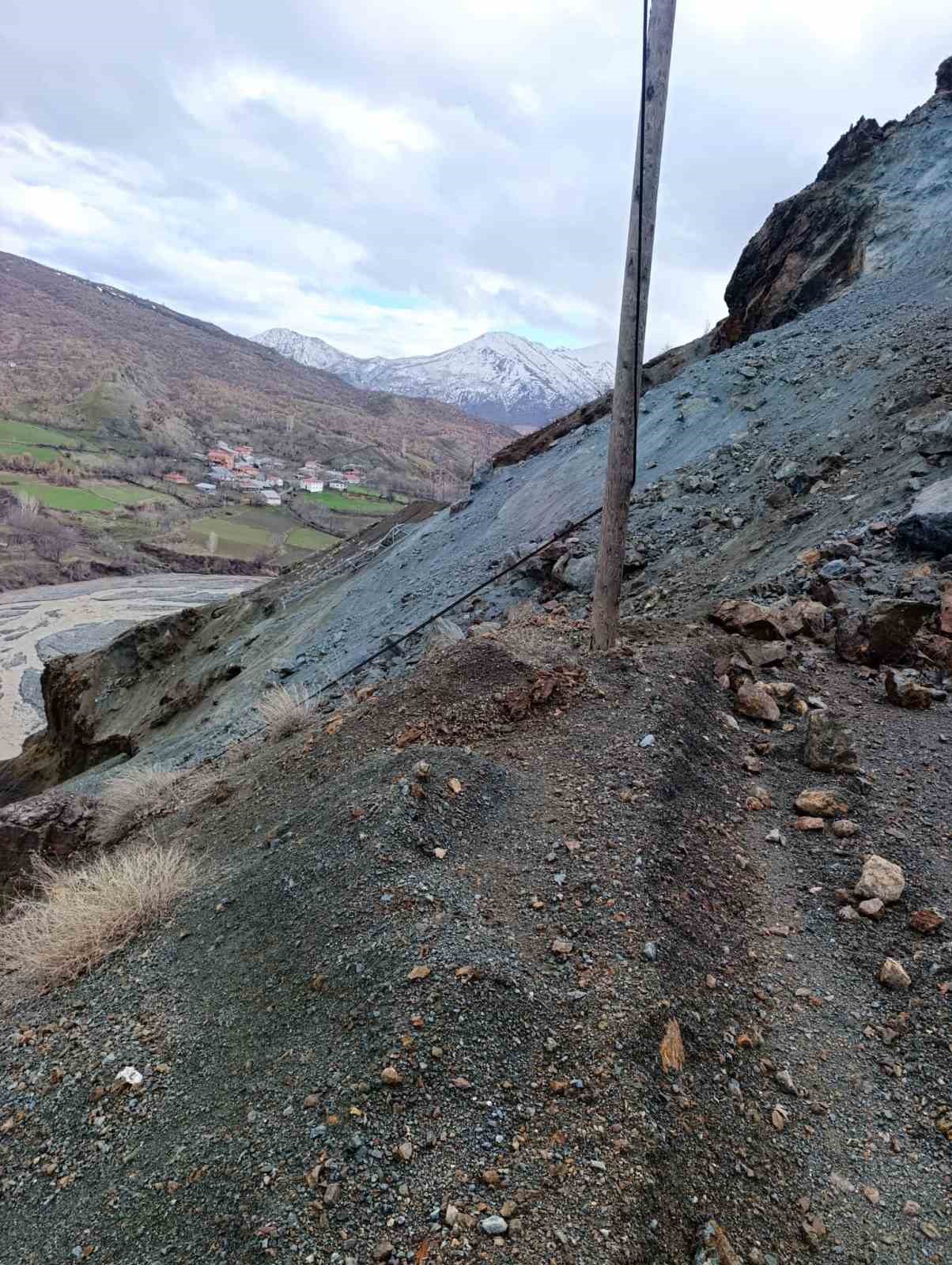 Elazığ’da heyelan yolu kapadı

