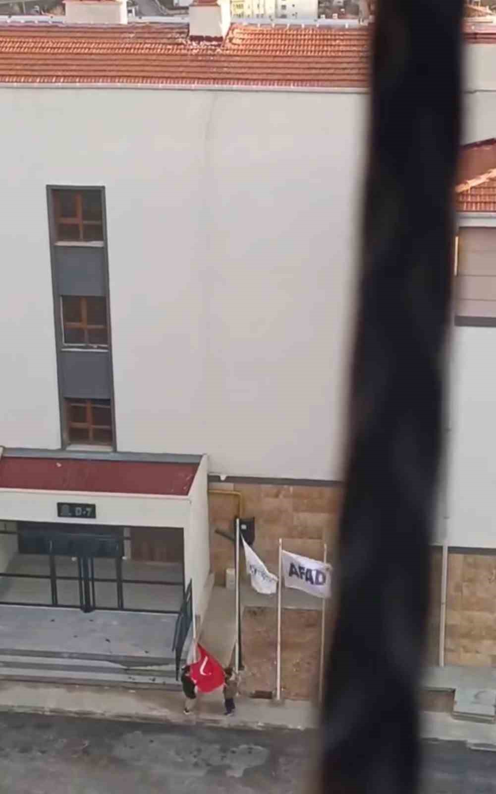 Elazığ’da iki küçük kalpten Türk bayrağına büyük vefa
