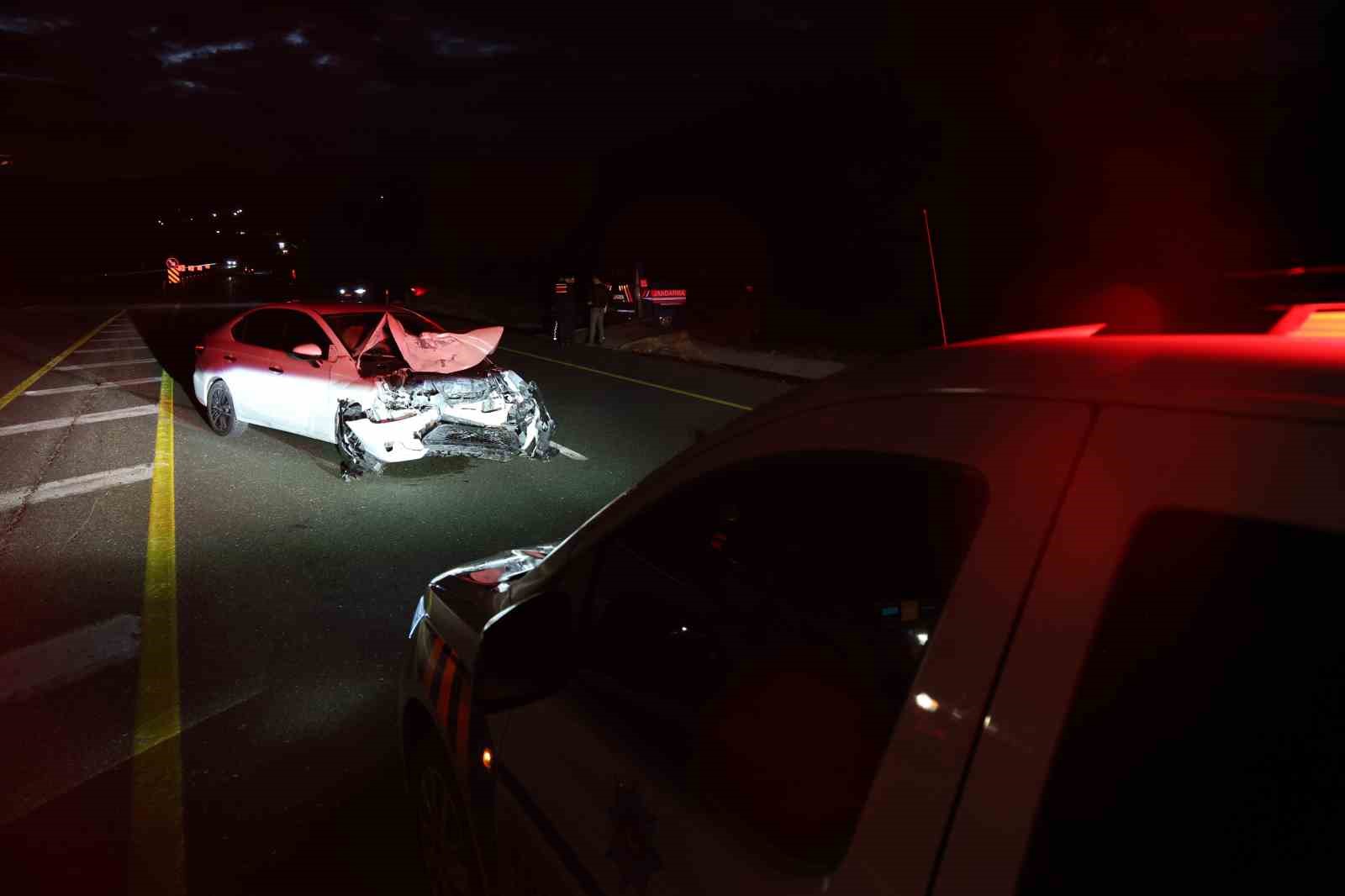 Elazığ’da iki otomobil çarpıştı: 1’i ağır 3 yaralı
