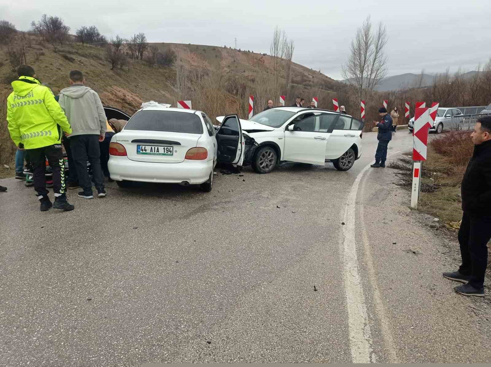 Elazığ’da iki otomobil çarpıştı: 9 yaralı
