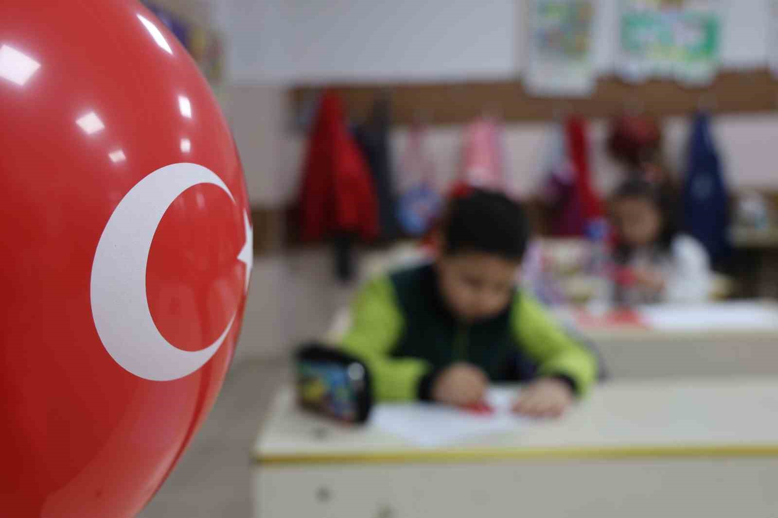 Elazığ’da ikinci dönemin ilk ders zili ‘Bayrak Sevgisi’ ile çaldı
