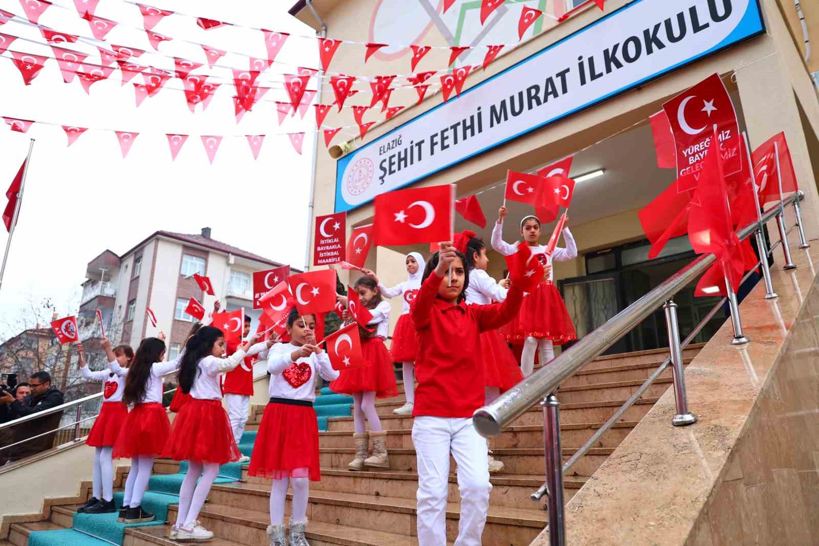 Elazığ’da ikinci dönemin ilk ders zili ‘Bayrak Sevgisi’ ile çaldı
