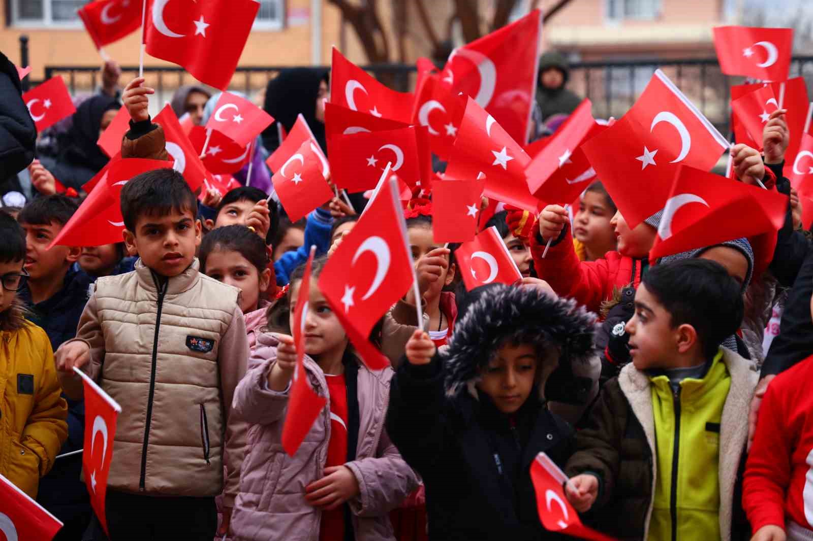 Elazığ’da ikinci dönemin ilk ders zili ‘Bayrak Sevgisi’ ile çaldı
