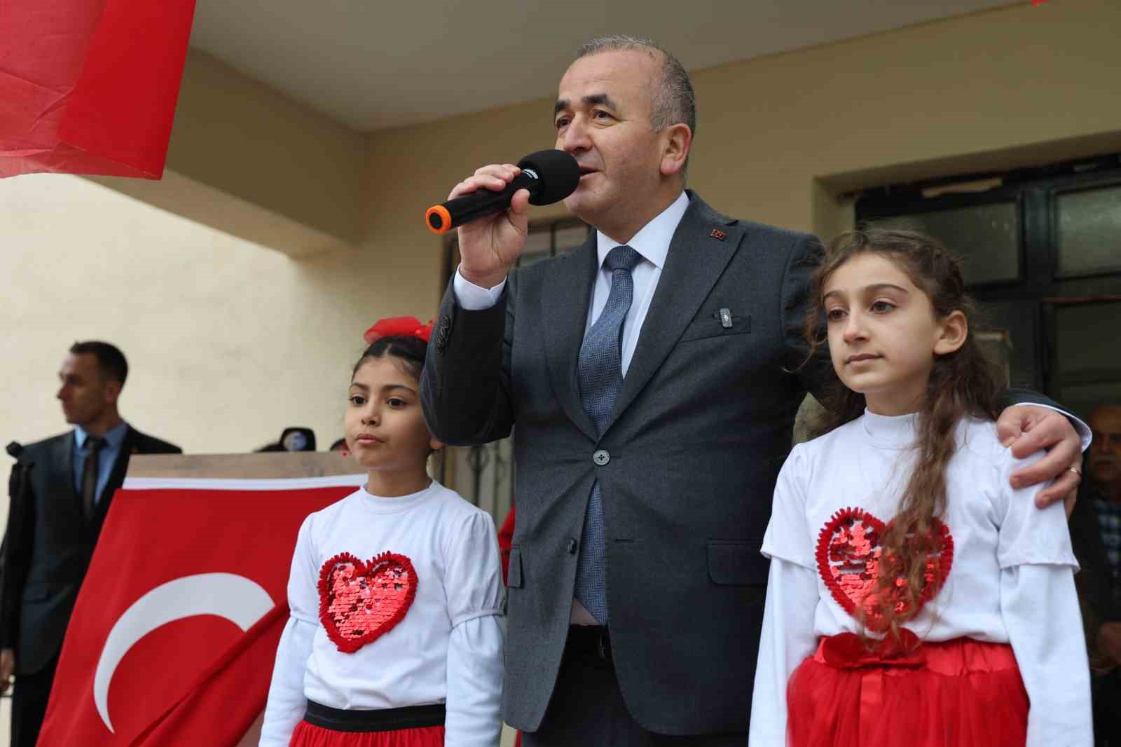 Elazığ’da ikinci dönemin ilk ders zili ‘Bayrak Sevgisi’ ile çaldı
