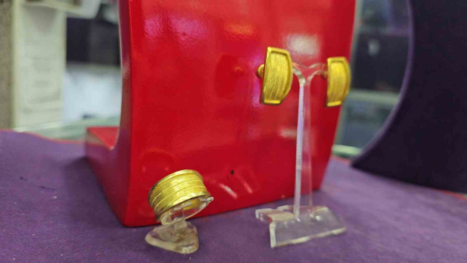 Elazığ’da ilk: Evlenecek çiftler için Trabzon hasırı altın kaplama gümüş setler görücüye çıktı
