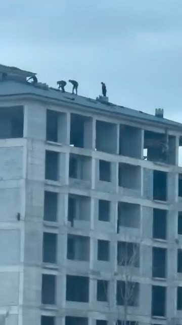 Elazığ’da inşaat işçilerinin tehlikeli çalışması kameraya yansıdı
