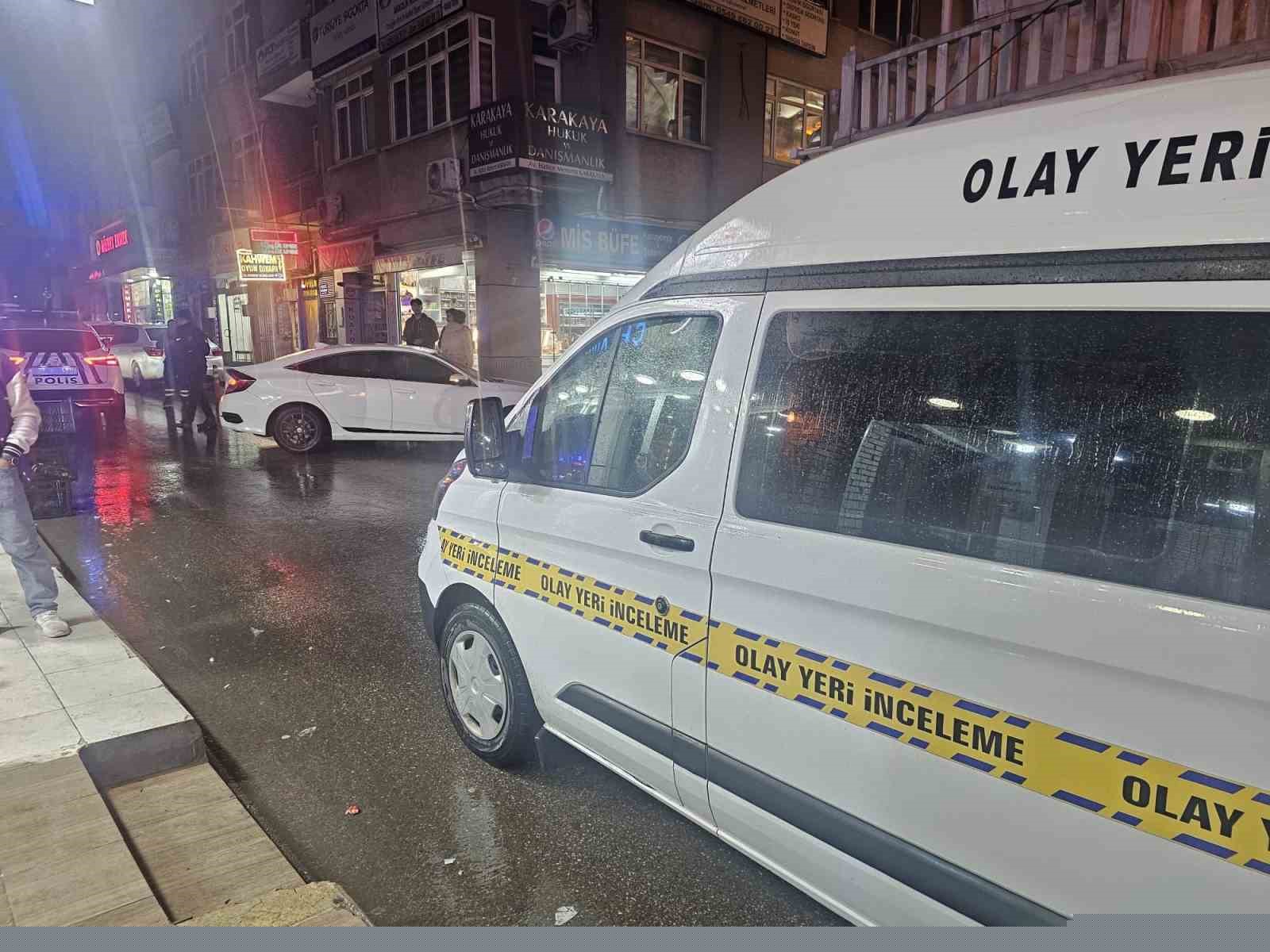 Elazığ’da iş yerine silahlı saldırı: Vitrine 9 kurşun isabet etti
