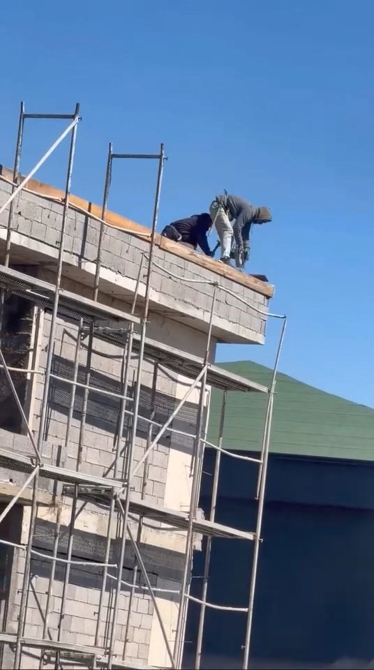 Elazığ’da işçilerin çatıda tehlikeli çalışması

