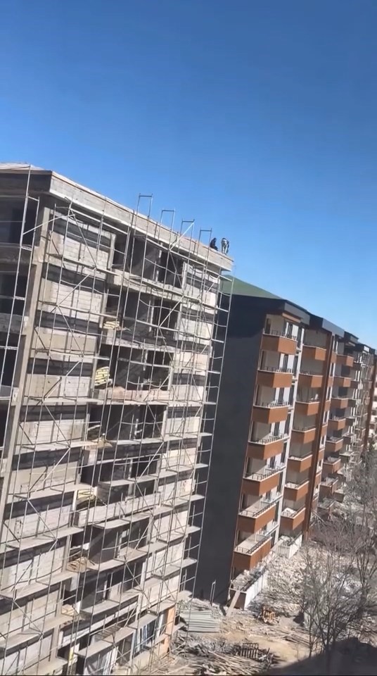 Elazığ’da işçilerin çatıda tehlikeli çalışması
