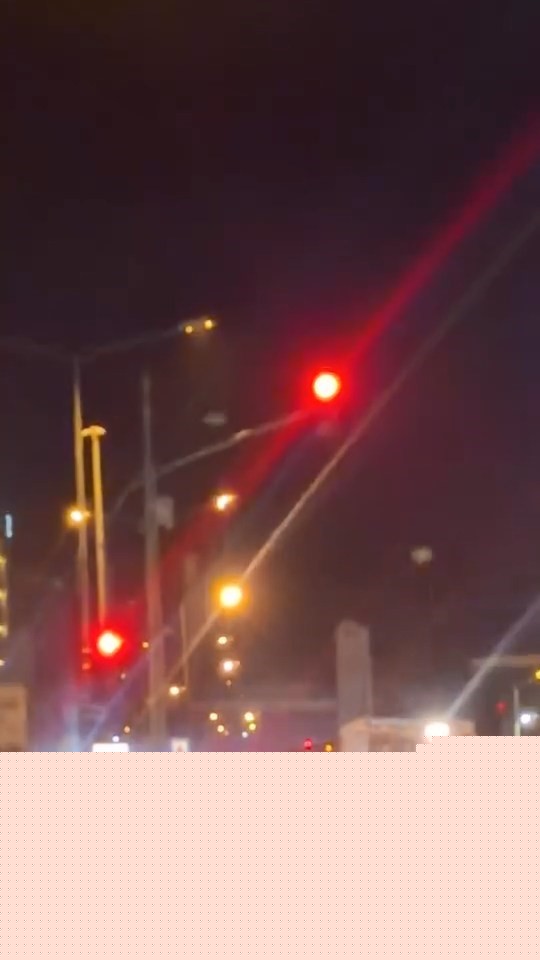 Elazığ’da kamyonetle makas atan ve kırmızı ışıkta geçen sürücü kamerada
