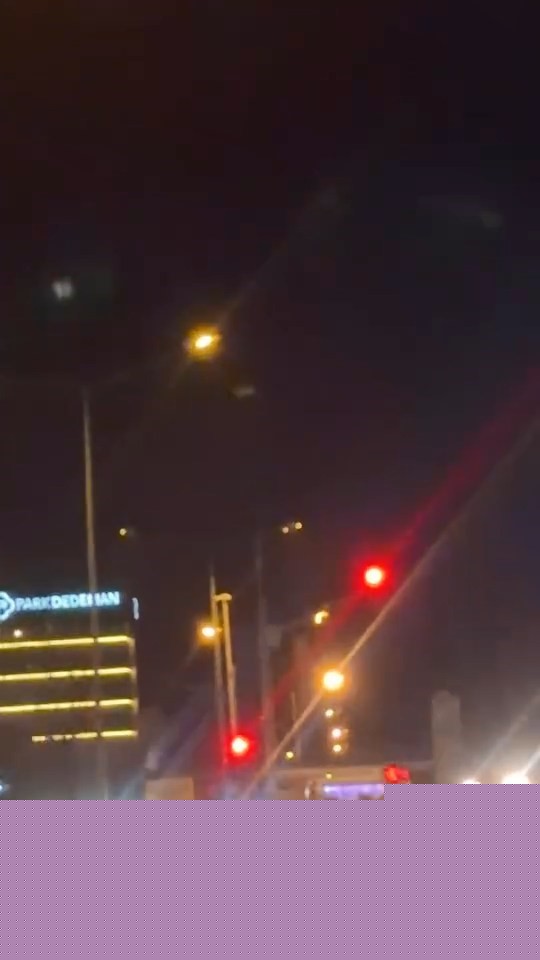 Elazığ’da kamyonetle makas atan ve kırmızı ışıkta geçen sürücü kamerada
