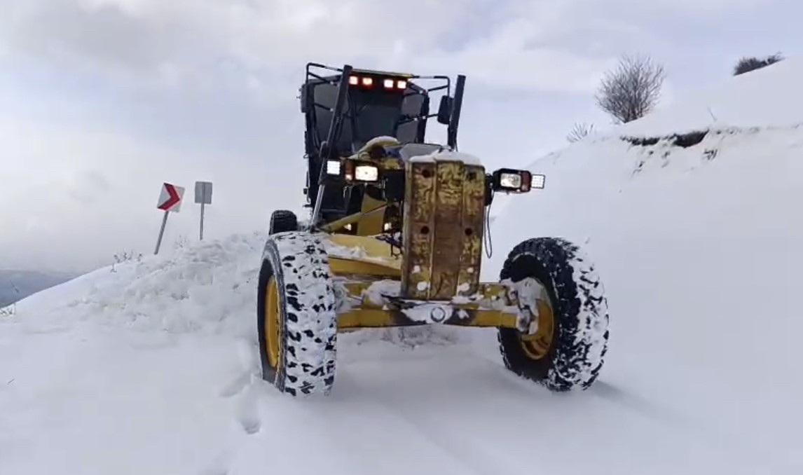 Elazığ’da kapalı 320 köy yolunda çalışmalar sürüyor
