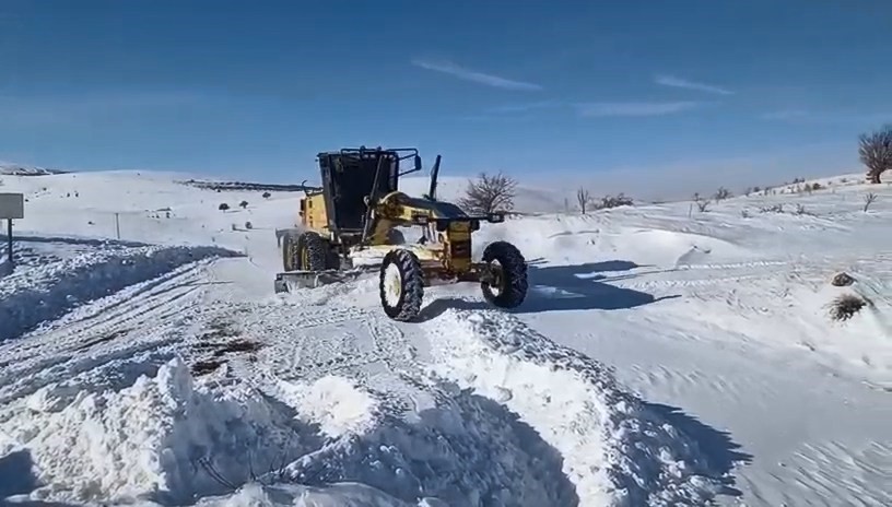 Elazığ’da kapalı köy yollarında çalışmalar sürüyor
