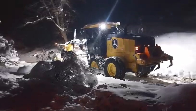 Elazığ’da kapalı köy yollarında kar temizleme çalışmaları sürüyor
