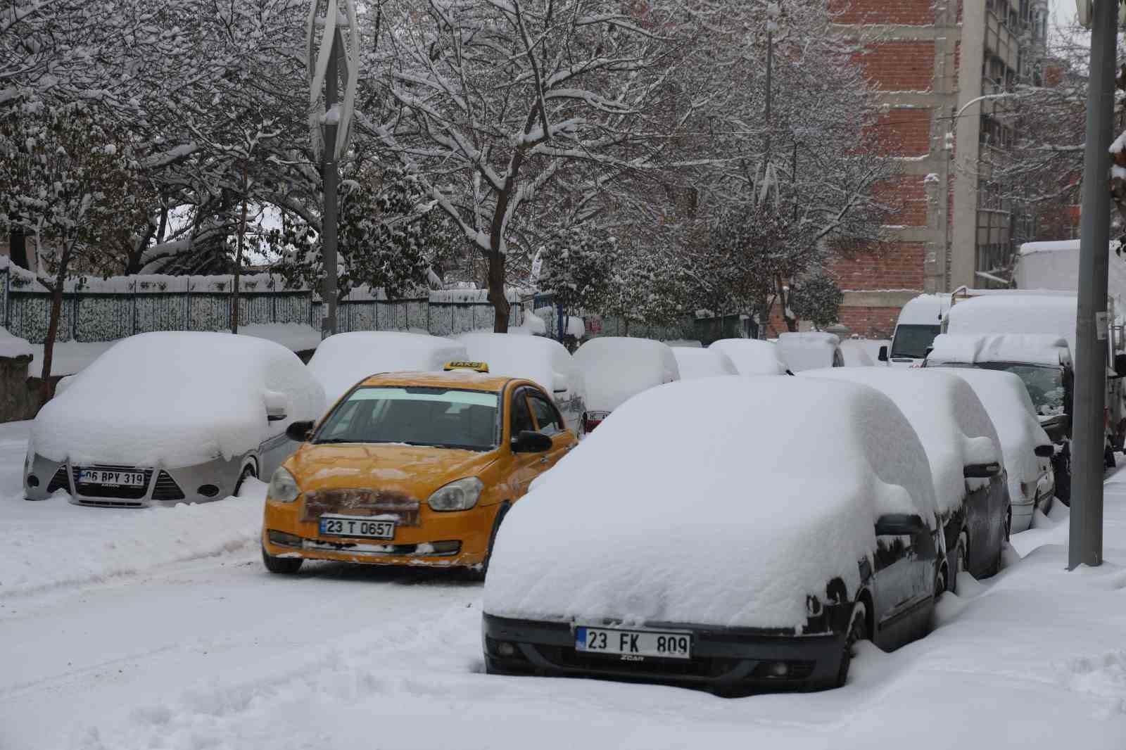 Elazığ’da kar kalınlığı 20 santimetreyi buldu, araçlar görünmez hale geldi
