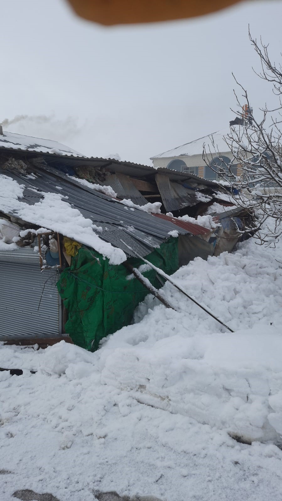 Elazığ’da kar ve fırtına köyün tek marketini kullanılamaz hale getirdi
