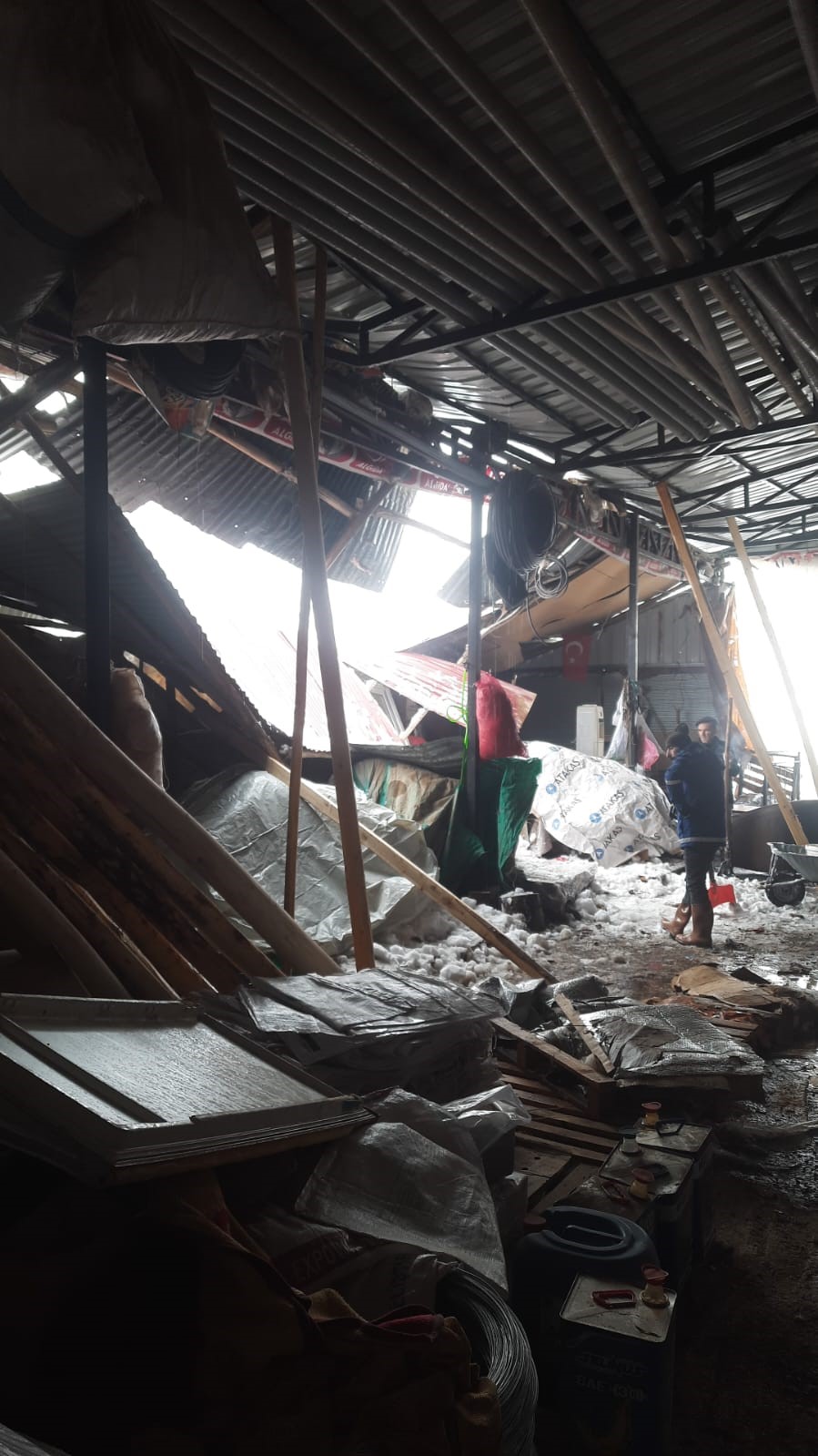 Elazığ’da kar ve fırtına köyün tek marketini kullanılamaz hale getirdi
