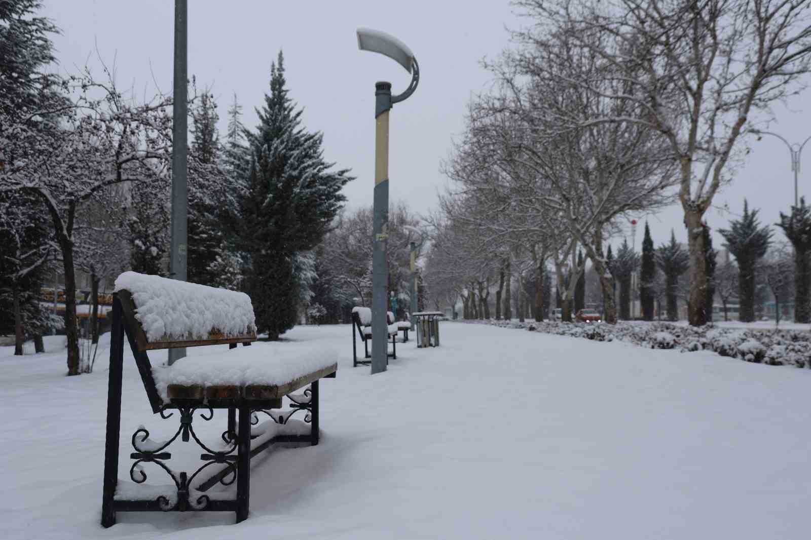 Elazığ’da kar yağışı etkisini sürdürüyor
