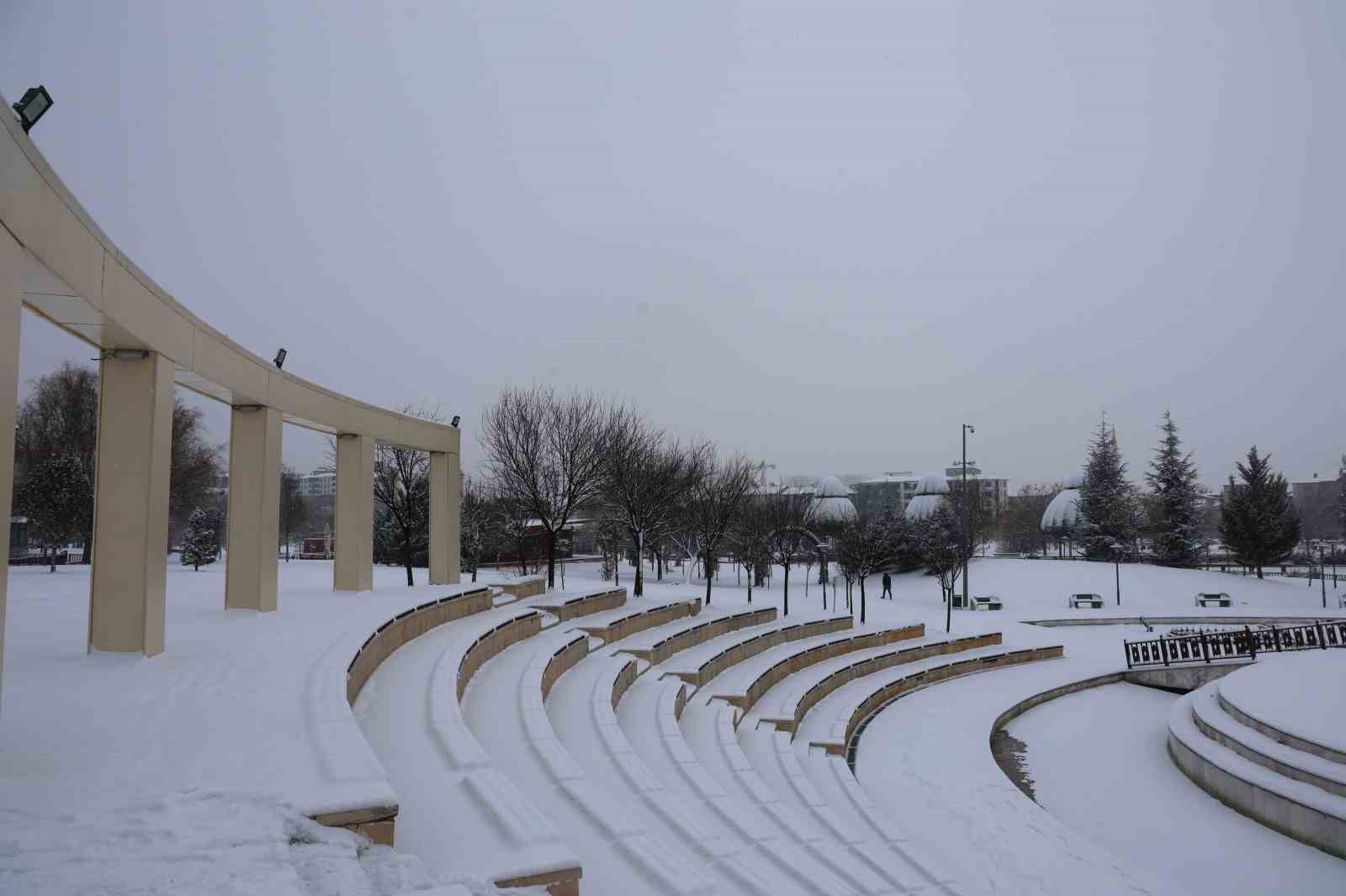 Elazığ’da kar yağışı etkisini sürdürüyor
