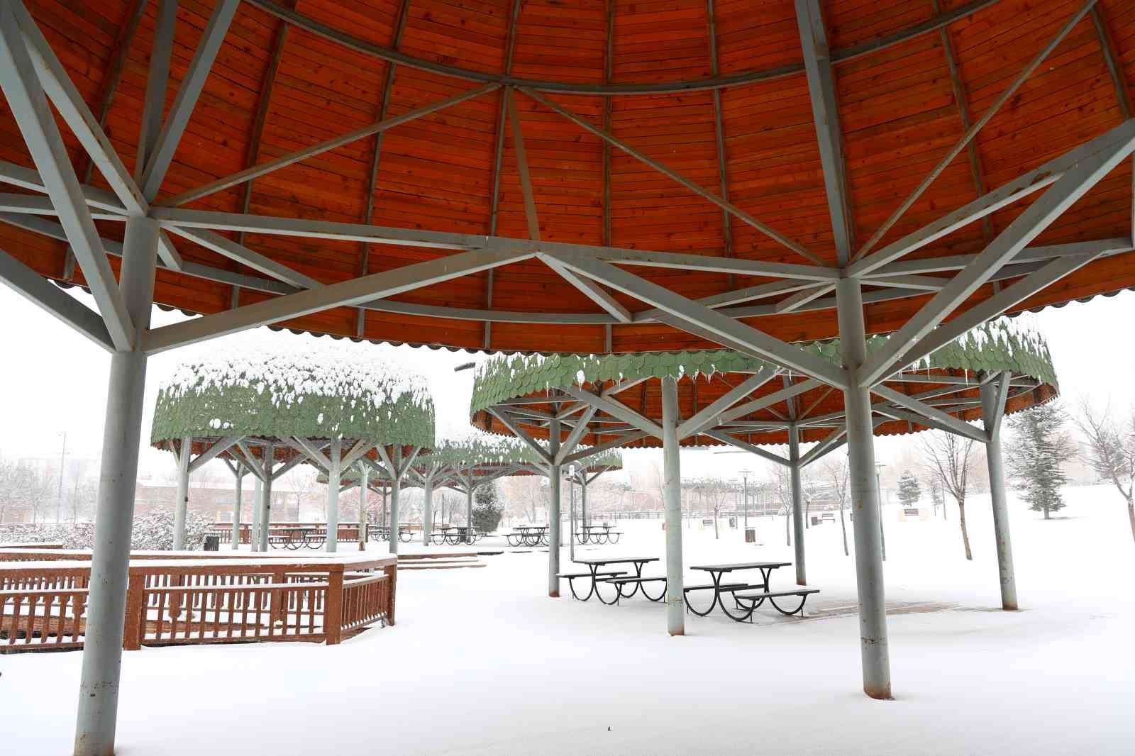 Elazığ’da kar yağışı etkisini sürdürüyor
