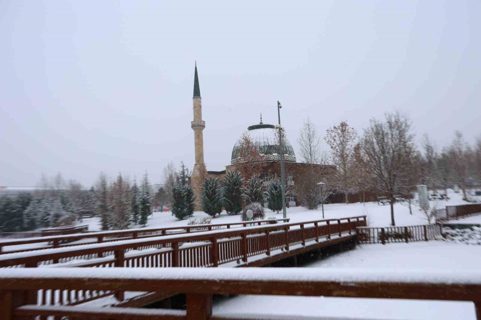 Elazığ’da kar yağışı etkisini sürdürüyor
