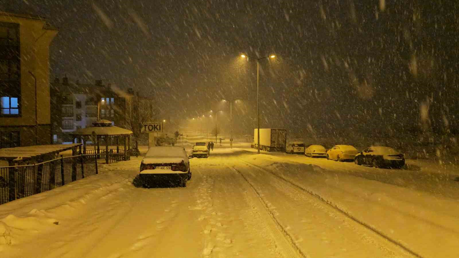 Elazığ’da kar yağışı etkisini sürdürüyor
