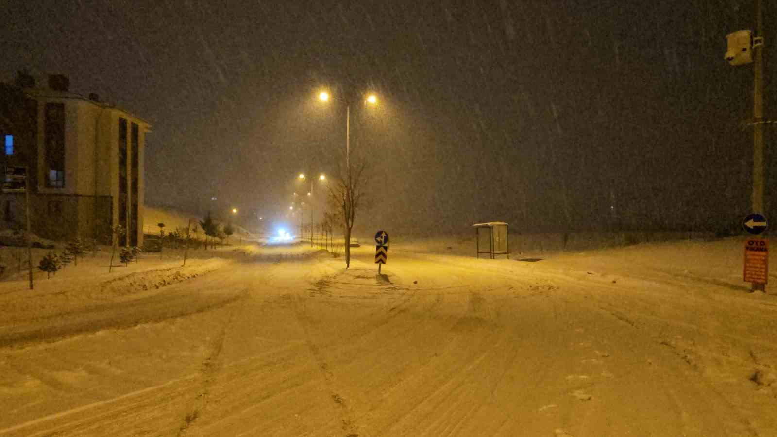 Elazığ’da kar yağışı etkisini sürdürüyor
