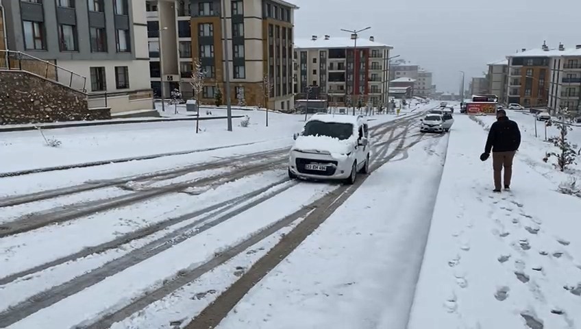 Elazığ’da kar yağışından dolayı araçlar yolda kaldı
