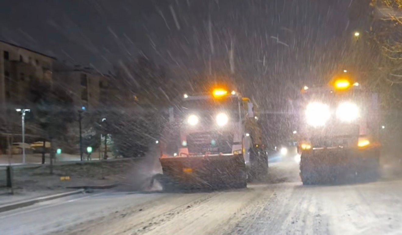 Elazığ’da kar yağışıyla birlikte, belediye ekipleri çalışmalara başladı
