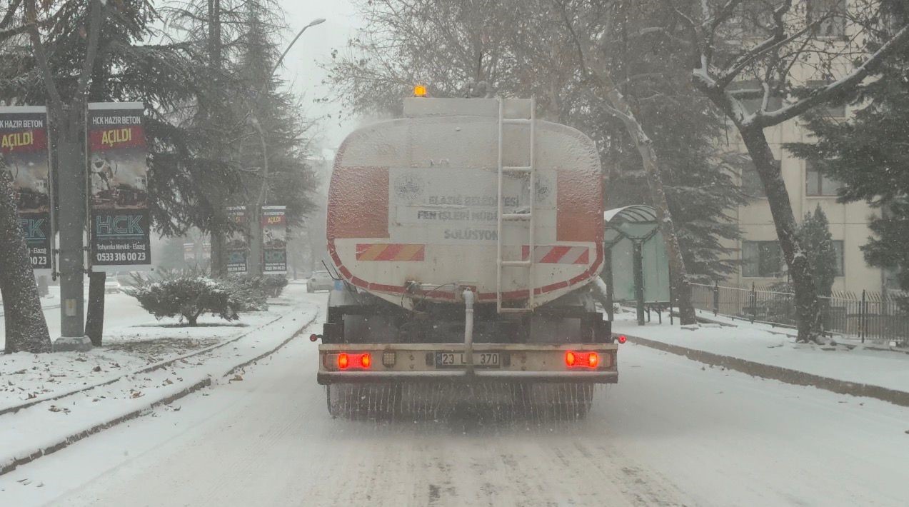 Elazığ’da kar yağışıyla birlikte, belediye ekipleri çalışmalara başladı

