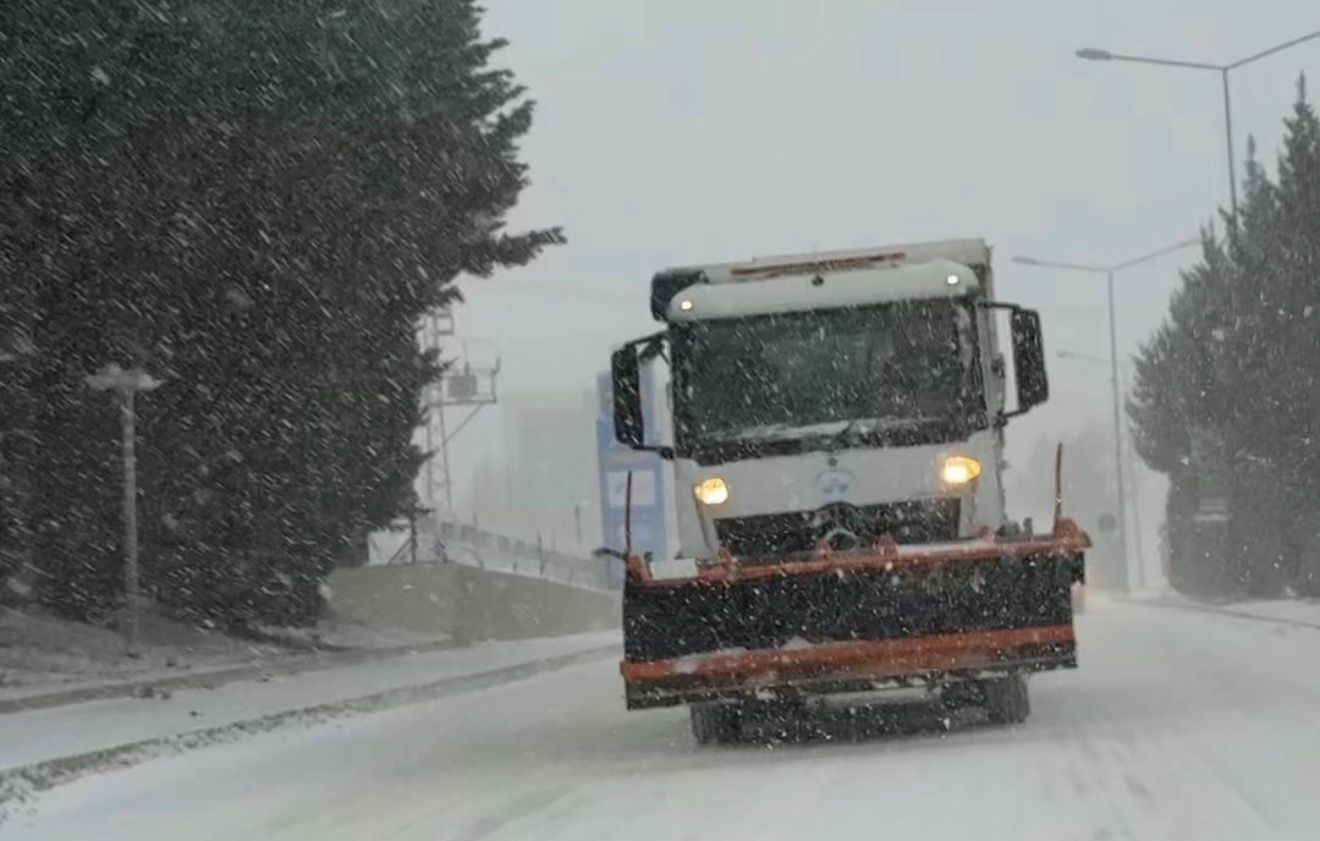 Elazığ’da kar yağışıyla birlikte, belediye ekipleri çalışmalara başladı
