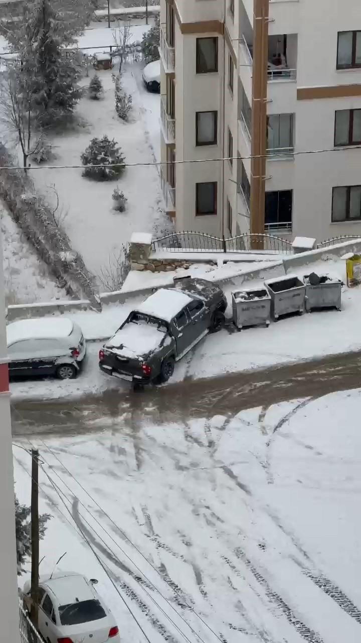 Elazığ’da karda kayan araçlar kameraya yansıdı
