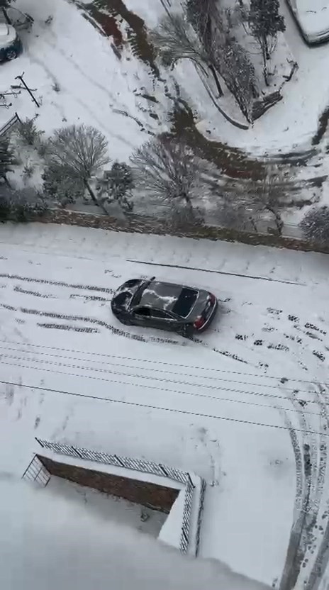 Elazığ’da karda kayan araçlar kameraya yansıdı

