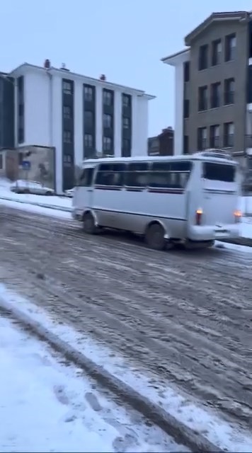 Elazığ’da karda kayan araçlar kameraya yansıdı
