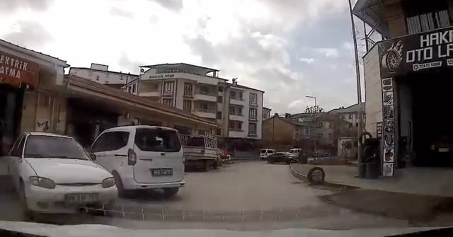 Elazığ’da kaza ucuz atlatıldı: Saniyelerle ölümden döndü
