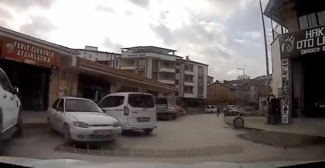 Elazığ’da kaza ucuz atlatıldı: Saniyelerle ölümden döndü
