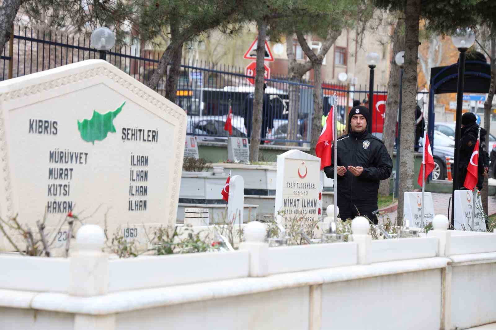Elazığ’da mezarlıklarda ziyaretçi yoğunluğu
