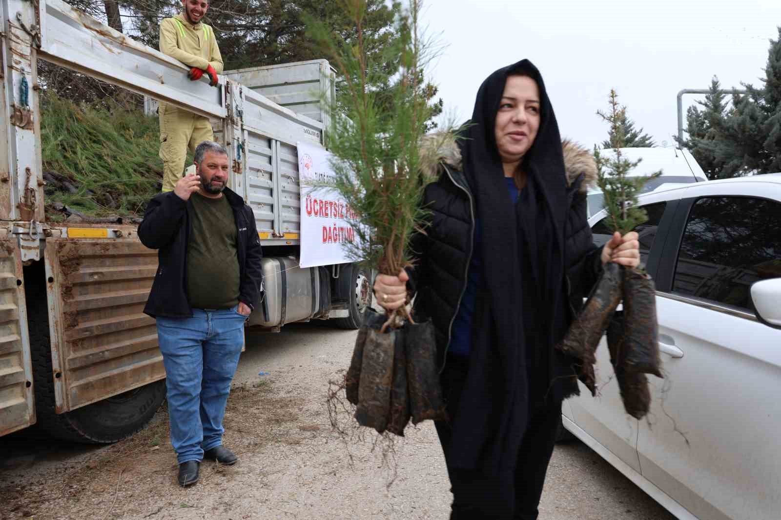 Elazığ’da mezarlıklarda ziyaretçi yoğunluğu
