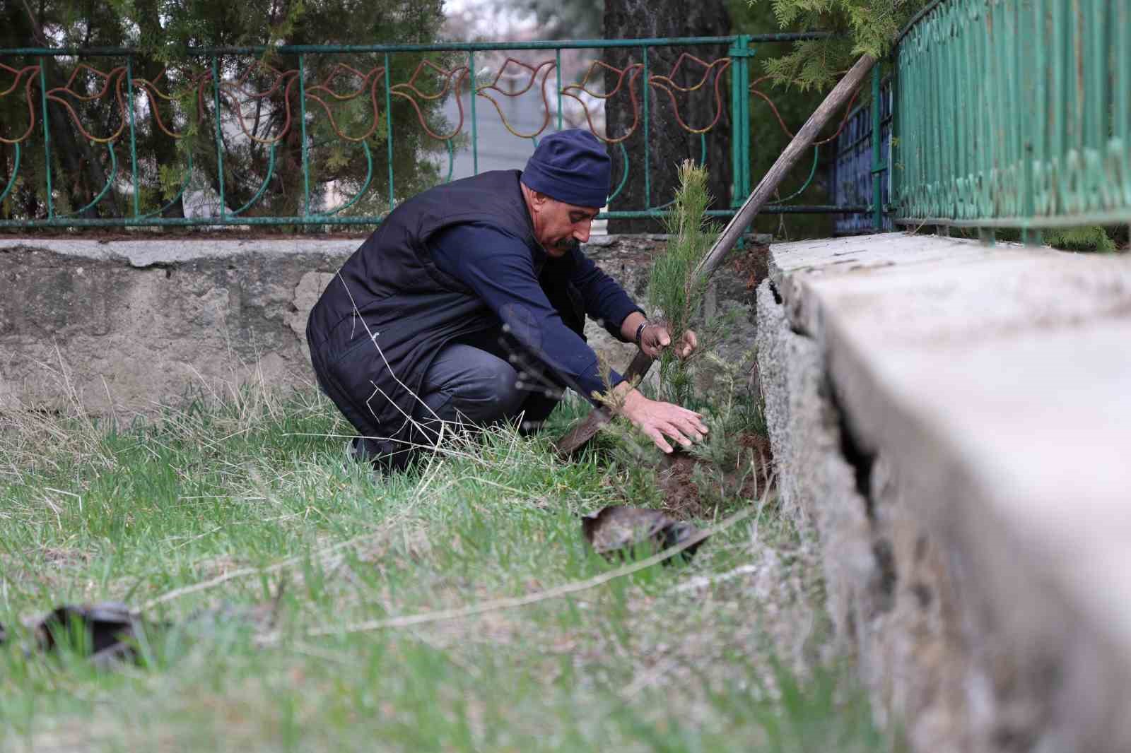Elazığ’da mezarlıklarda ziyaretçi yoğunluğu
