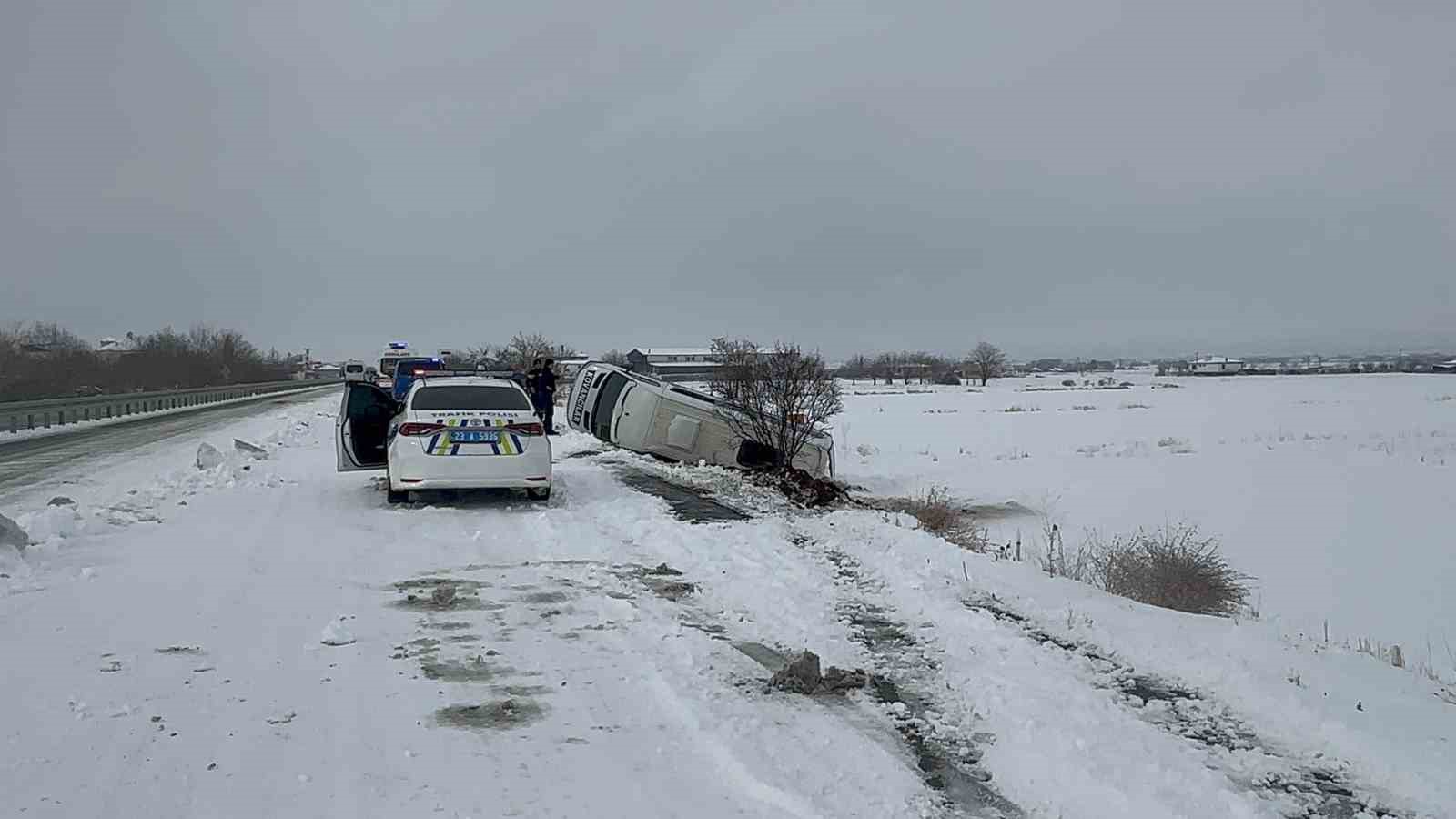Elazığ’da minibüs şarampole devrildi: 9 yaralı
