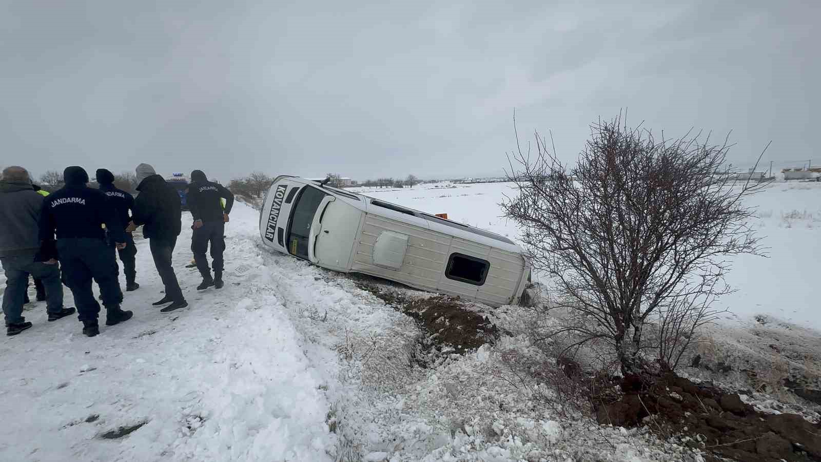 Elazığ’da minibüs şarampole devrildi: 9 yaralı
