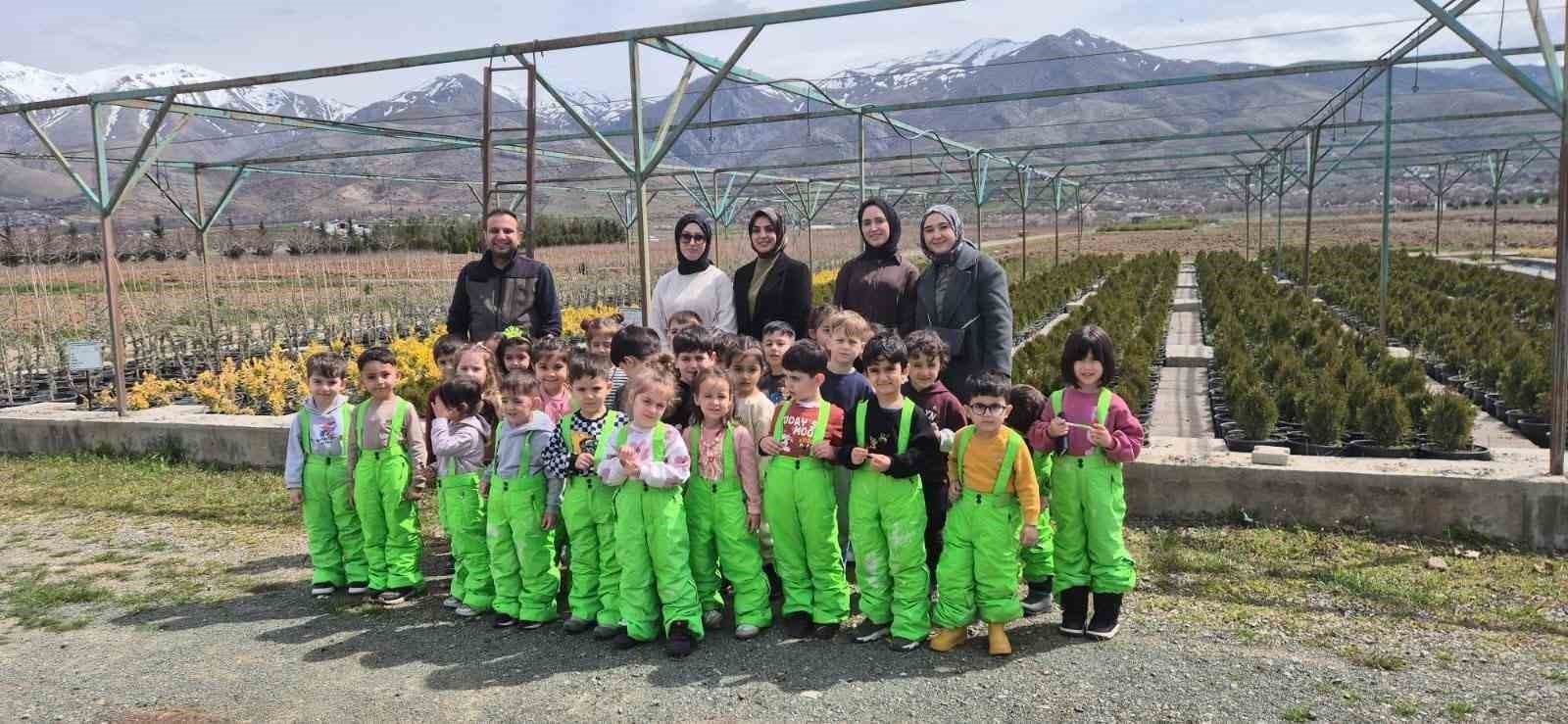 Elazığ’da minik öğrenciler fidanlıkta doğayla buluştu
