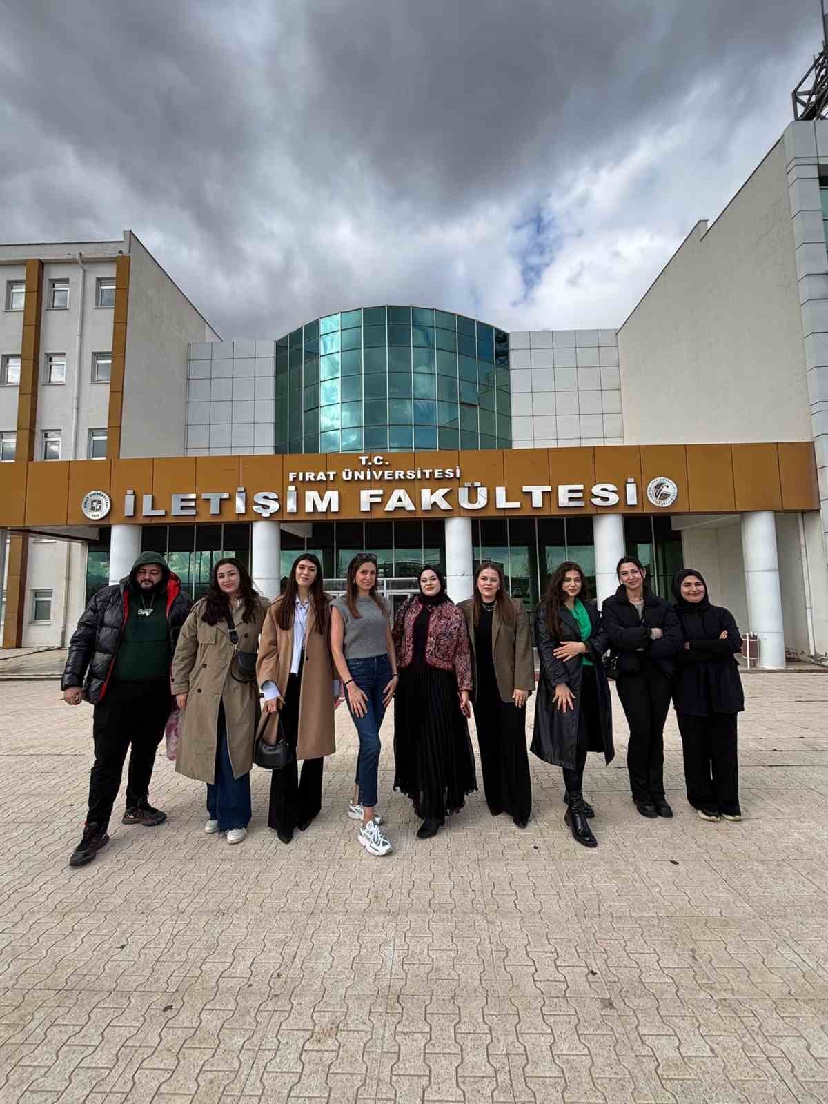 Elazığ’da ‘Mutluluk Paylaştıkça Çoğalır’ sosyal deneyi
Elazığ’da ‘Mutluluk Paylaştıkça Çoğalır’ sosyal deneyi