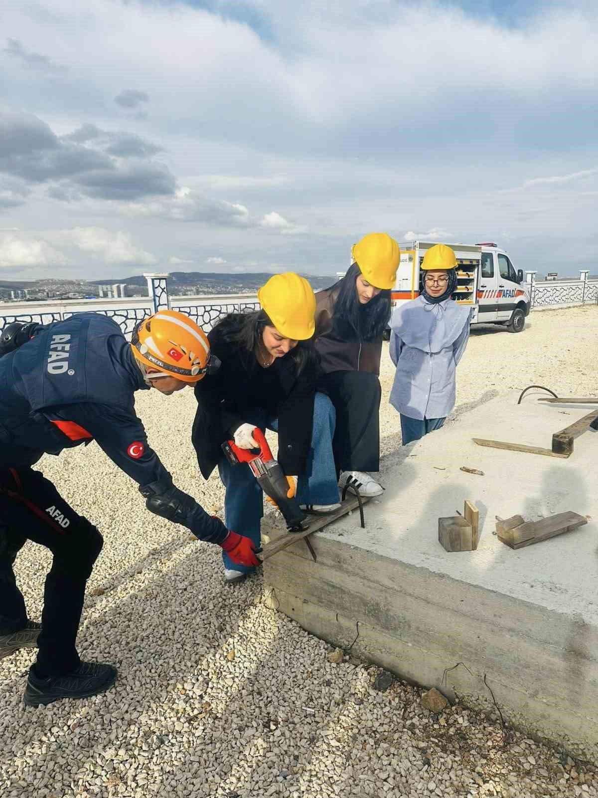 Elazığ’da öğrencilere temel arama ve kurtarma eğitimi verildi
