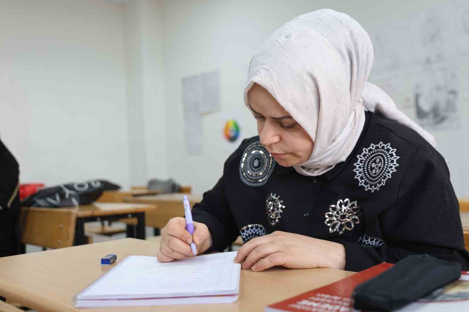 Elazığ’da okuma-yazma kursuna yoğun ilgi
