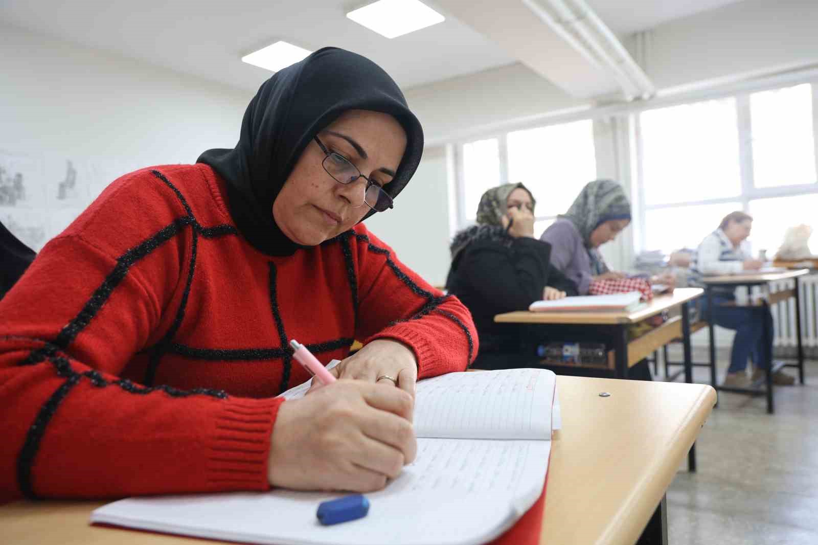 Elazığ’da okuma-yazma kursuna yoğun ilgi
