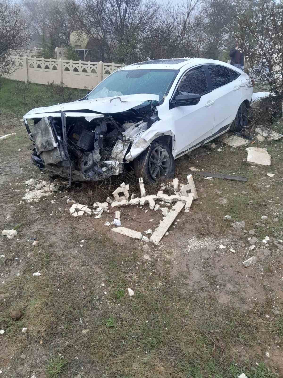 Elazığ’da otomobil mezarlığa girdi: 2 yaralı
